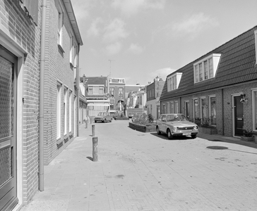 882326 Gezicht op de voorgevels van de woningen Schelpstraat 10-lager te Utrecht, met op de achtergrond de Baanstraat.